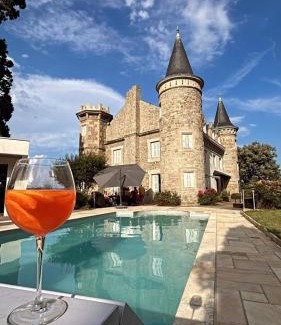 Saint-Genest-Lerpt Bed & Breakfast | Château Philip