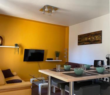 Saint-Amand-en-Puisaye Apartment | Château, poteries, vins et randonnées 2