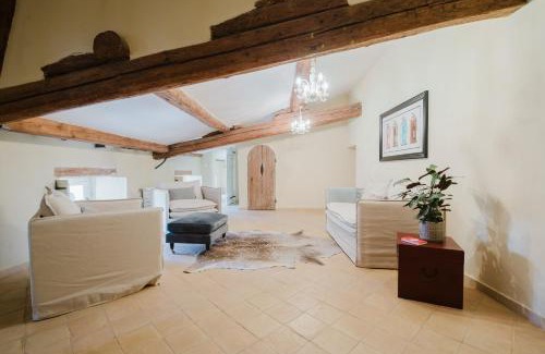 Montfavet Bed & Breakfast | Château Saint Perret