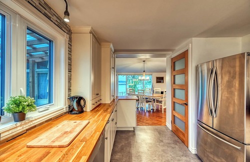 Saint-Mathias-sur-Richelieu Cottage | Chalet Sunset by the Richelieu River : Waterfront Views, Tranquility & Comfort