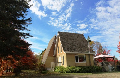 Lac-Swell Ski Chalet | Chalet Amico - Private Sandy Beach - 4 Bedrooms - Free Wi-Fi