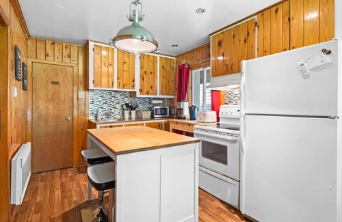 Sainte-Lucie-des-Laurentides Ski Chalet | Chalet Mon Repos - Lac Sarrazin with boats