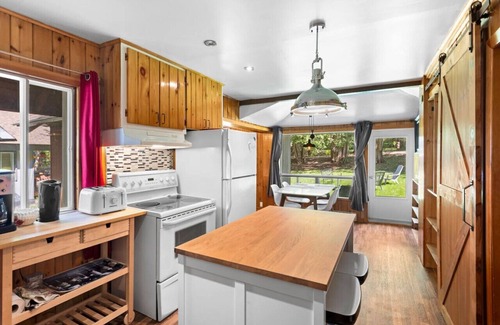 Sainte-Lucie-des-Laurentides Ski Chalet | Chalet Mon Repos - Lac Sarrazin with boats