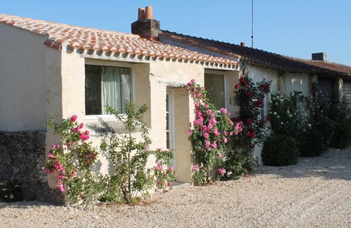 Saint-Christophe-du-Ligneron Cottage | Charming Renovated House with Private Pool in Saint-Christophe-du-Ligneron