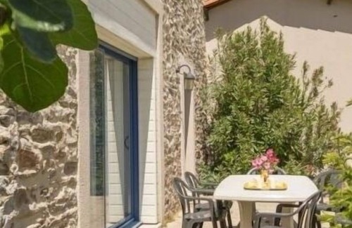 Saint-Philbert-de-Grand-Lieu Cottage | Charming Cottage on Organic Vineyard, Near Nantes with Bikes & Wi-Fi