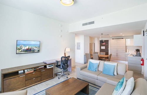 Hollywood Condo | CH Luxury Spacious Beach Condo | Ocean Breeze-CS40