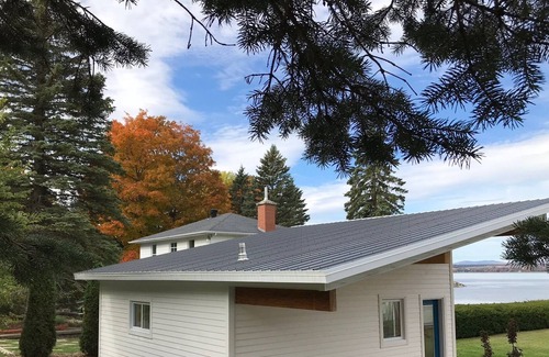 Saint-Michel-de-Bellechasse House | Chalet in the heart of an estate facing the Island of Orleans on the banks of the St. Lawrence