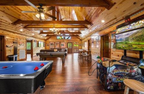 Caton House | Cha Chas Castle 8BR Sleeps 30 w Pool Jacuzzi
