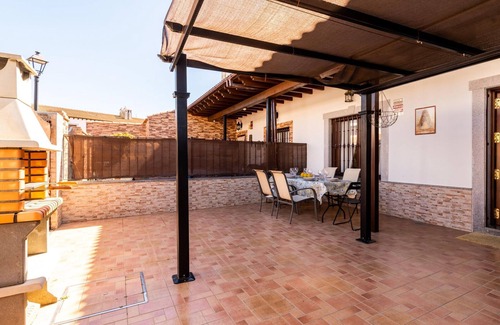 Villamanrique de la Condesa Apartment | Charming Rural Home Near Doñana Park, Sleeps 9, Tech-Ready, Pet-Friendly, Close to Seville and Beach