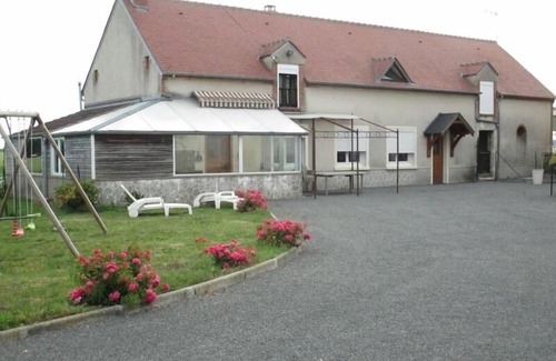 Vieilles-Maisons-sur-Joudry Cottage | Charming Farmhouse Near Woods & Canal - Ideal for Families, Sleeps 9