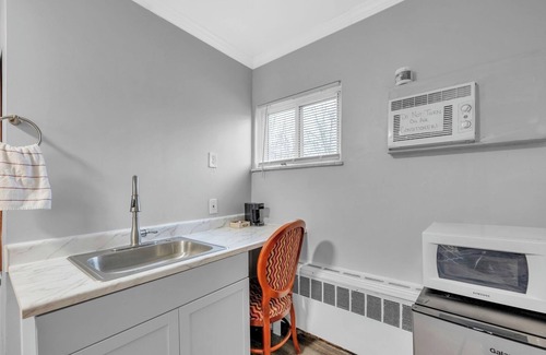 Riverview Apartment | Charming Private Room in Browntown for 2, Detroit