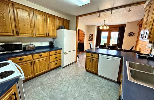 Phillips House | Chain of Lakes Lodge, 4bd with access to 4 Lakes!