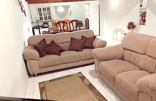 Caraguatatuba Ski Chalet | CHALÉ aconchegante c/PISCINA. Região SUPER arborizada