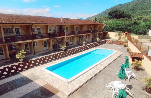 Caraguatatuba Ski Chalet | CHALÉ aconchegante c/PISCINA. Região SUPER arborizada