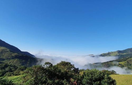 Guaratingueta Ski Chalet | Chalé com Jacuzzi e deck com vista