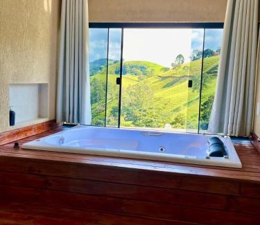 Corrego do Bom Jesus House | Chalé Mirante da Colina 10 com hidro privativa, café da manhã e piscina