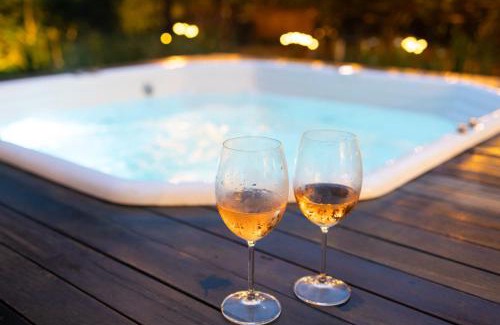 Guaramiranga Ski Chalet | Chalé Novo - 4 quartos - 12 camas - Hidromassagem e Ar condicionado nos quartos - Cond Montserrat