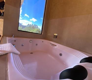 Goncalves Cabin | Chalé Som da Sete Quedas Hidromassagem, Lareira e Vista para as Montanhas