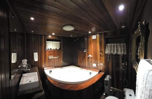 Campos do Jordao Villa | Chalét com jacuzzi sauna lareira e telao cinema