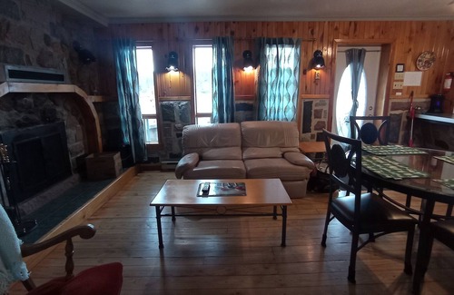 Saint Zenon Ski Chalet | Chalet à Louer, Bord de Lac, Saint-zénon, Lanaudière, Canada