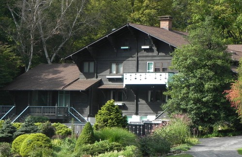 Hubbard Ski Chalet | Chalet 10,000 Sq Ft Mansion, sheeps 12, with 4 bathrooms