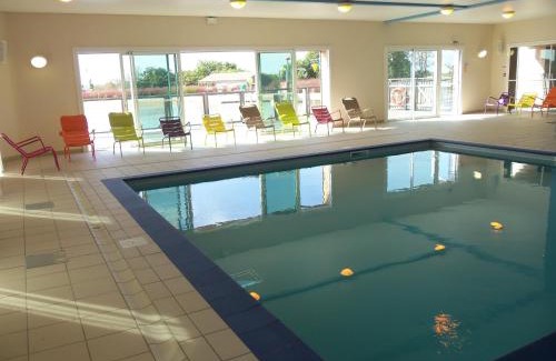 La Chapelle-Hermier Ski Chalet | Chalet 3 chambres avec piscine chauffée, proche Lac du Jaunay et plages de Saint-Gilles-Croix-de-Vie - FR-1-783-23
