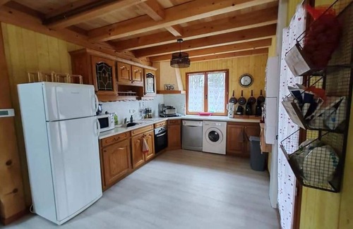 Boisset Ski Chalet | Chalet 30min D'aurillac, Piscine, Jacuzzi, 5 ch, 12 Couchages