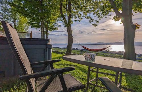 Cap-Saint-Ignace Ski Chalet | Chalet #7 Waterfront with Spa Fireplace Wifi & AC