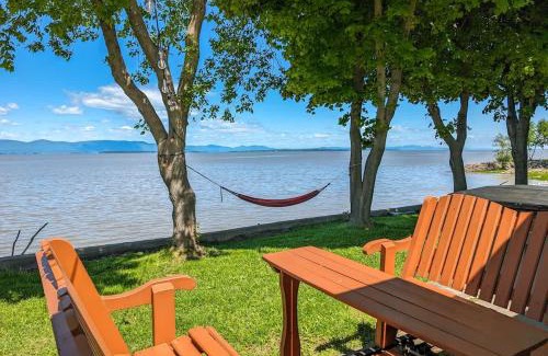 Cap-Saint-Ignace Ski Chalet | Chalet #7 Waterfront with Spa Fireplace Wifi & AC