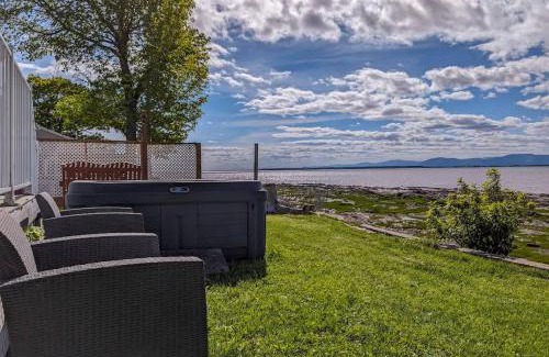 Cap-Saint-Ignace Ski Chalet | Chalet #8 Waterfront with Spa, Fireplace, Wifi and AC