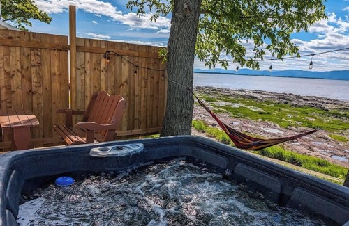 Cap-Saint-Ignace Ski Chalet | Chalet #9 Waterfront with Spa, Fireplace, Wifi & AC