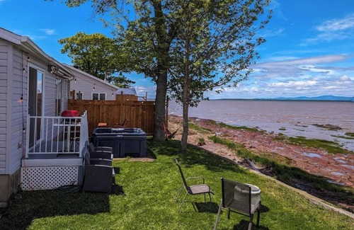 Cap-Saint-Ignace Ski Chalet | Chalet #9 Waterfront with Spa, Fireplace, Wifi & AC