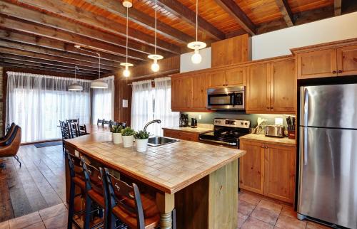 Stoneham Ski Chalet | Chalet 9006 Chemin des Alpages by Les Chalets Alpins