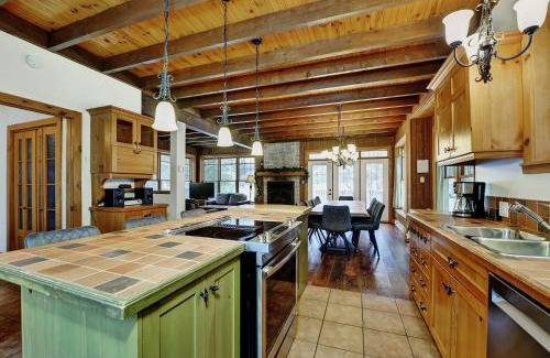 Stoneham Ski Chalet | Chalet 9019 Chemin des Alpages by Les Chalets Alpins