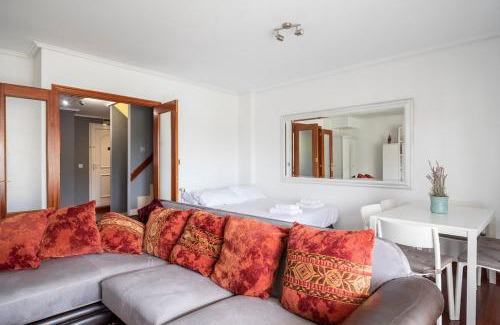 Castro Urdiales Apartment | Chalet adosado con piscina, terraza y garaje en Castro Urdiales