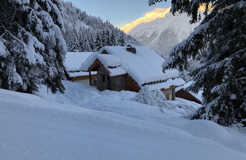 Oz Ski Chalet | Chalet at the foot of the slopes with mountain view.