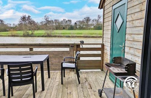 Villiers-Charlemagne House | Chalet au Bord de l'Eau avec Pont levis - Idéal Familles & Pêcheurs, 5-7 pers, Terrasse et Jeux - FR-1-600-166
