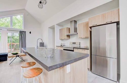 Pont-Rouge House | Chalet Beaulieu | Spa | Piscine | Sauna | Billard