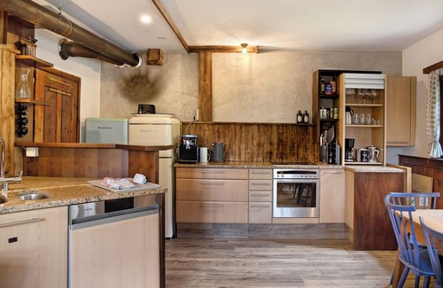 Holdernach House | Chalet 'Berghof Moosen' with Mountain View, Private Terrace and Wi-Fi