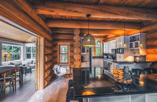 Fiddler Lake Resort Ski Chalet | Chalet Black Eagle on Fiddler Lake (lakefront) with Hot Tub and Sauna