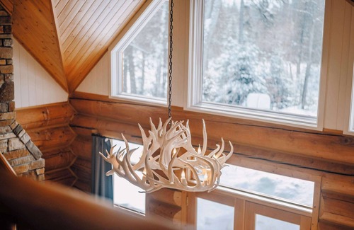 Fiddler Lake Resort Ski Chalet | Chalet Black Eagle on Fiddler Lake (lakefront) with Hot Tub and Sauna