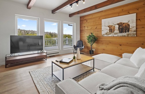 Riviere-Rouge Ski Chalet | Chalet Bleu - Waterfront Retreat