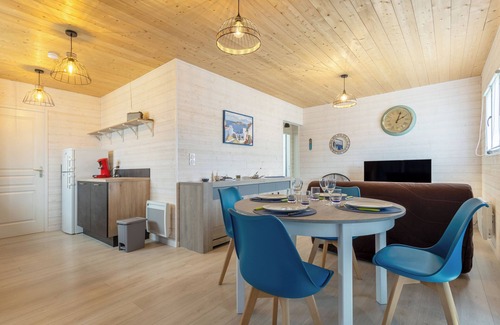 Plobannalec-Lesconil Ski Chalet | Chalet 'Bois À 2kms De La Plage' with Private Terrace and Private Garden