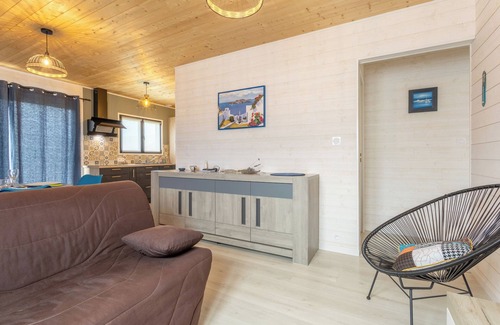 Plobannalec-Lesconil Ski Chalet | Chalet 'Bois À 2kms De La Plage' with Private Terrace and Private Garden