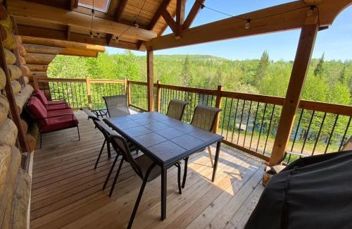 Mauricie Ski Chalet | Chalet bois rond aux paysages uniques avec Spa !