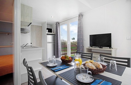 Burinhosa Ski Chalet | Chalet 'Bungalow T2 I I- 15 Min From Nazaré' with Shared Pool, Private Terrace and Air Conditioning