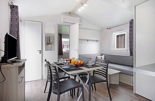 Burinhosa Ski Chalet | Chalet 'Bungalow T2 I I- 15 Min From Nazaré' with Shared Pool, Private Terrace and Air Conditioning