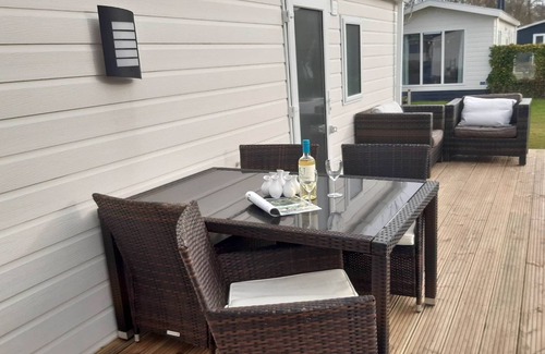 Hippolytushoef Ski Chalet | Chalet by Wadden Sea with Sunny Garden