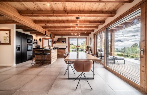 Thyez Ski Chalet | Chalet 'Cœur De Mélèze' with Mountain View, Private Terrace and Wi-Fi