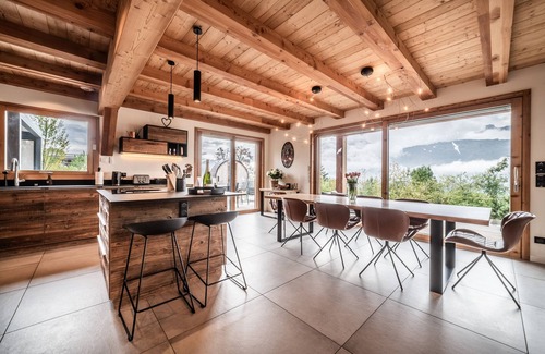 Thyez Ski Chalet | Chalet 'Cœur De Mélèze' with Mountain View, Private Terrace and Wi-Fi